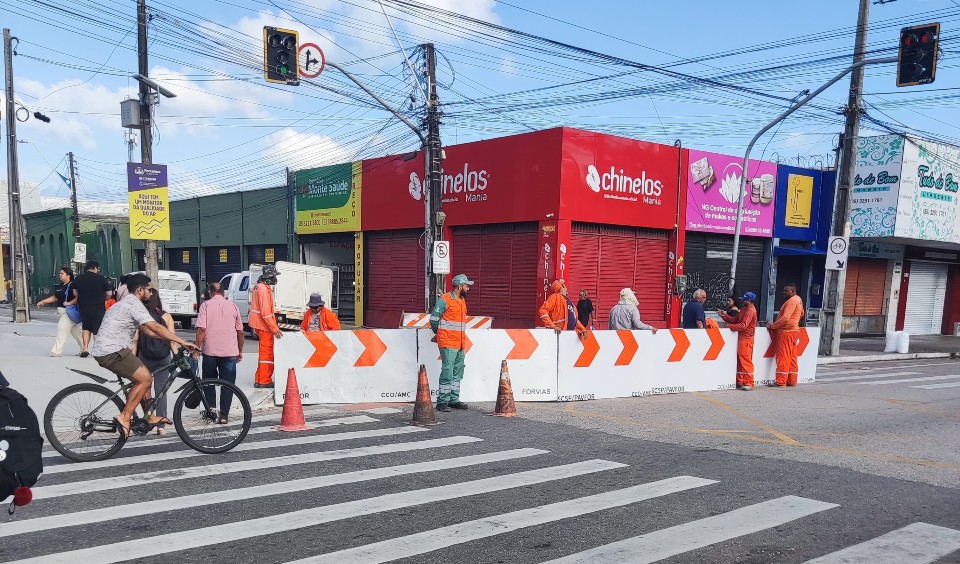 bloqueio de rua com barreiras